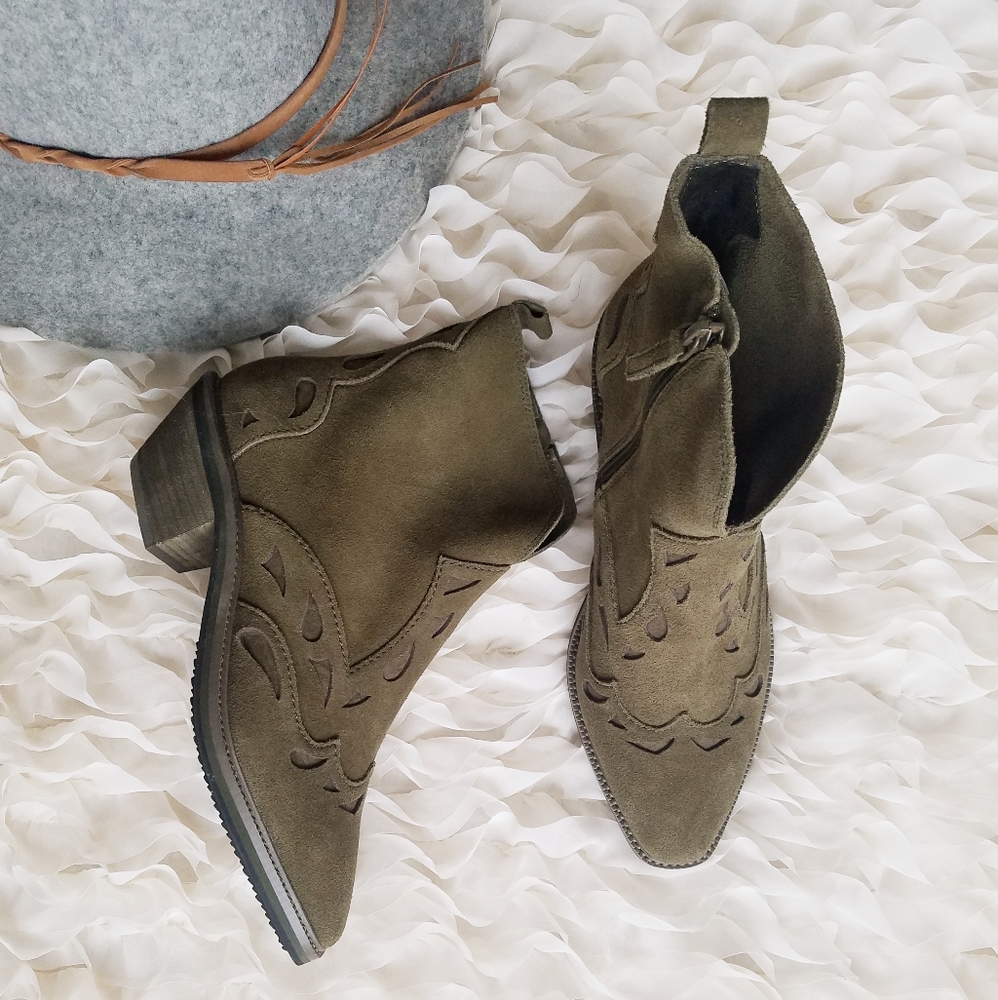 NWOT KELSI DAGGER Western Booties